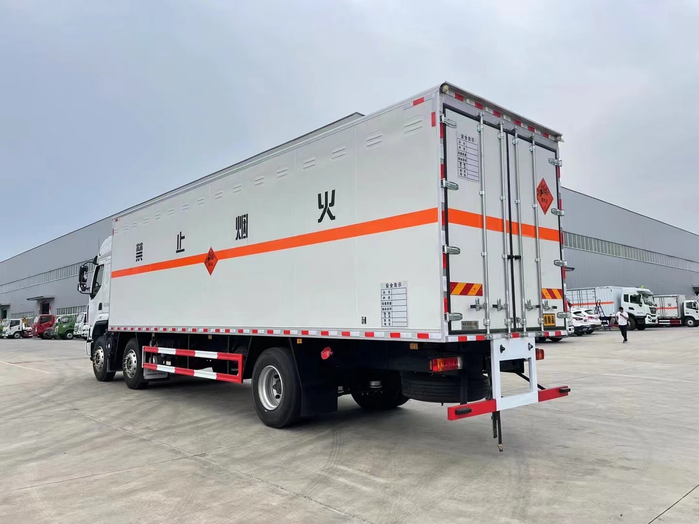 柳汽三軸350馬力國六9米6爆破車