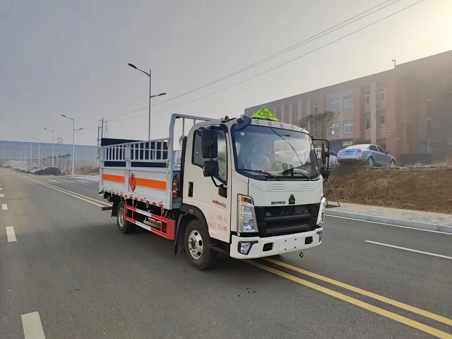 重汽豪沃藍(lán)牌4米2國(guó)六1.8噸氣瓶車