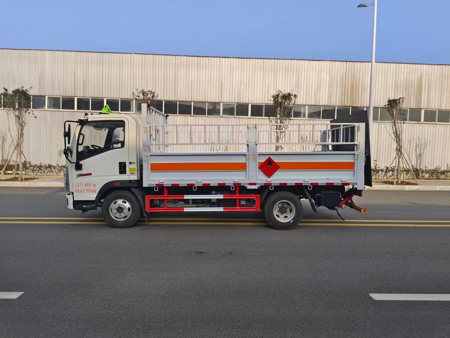 重汽豪沃藍牌4米2國六1.8噸氣瓶車