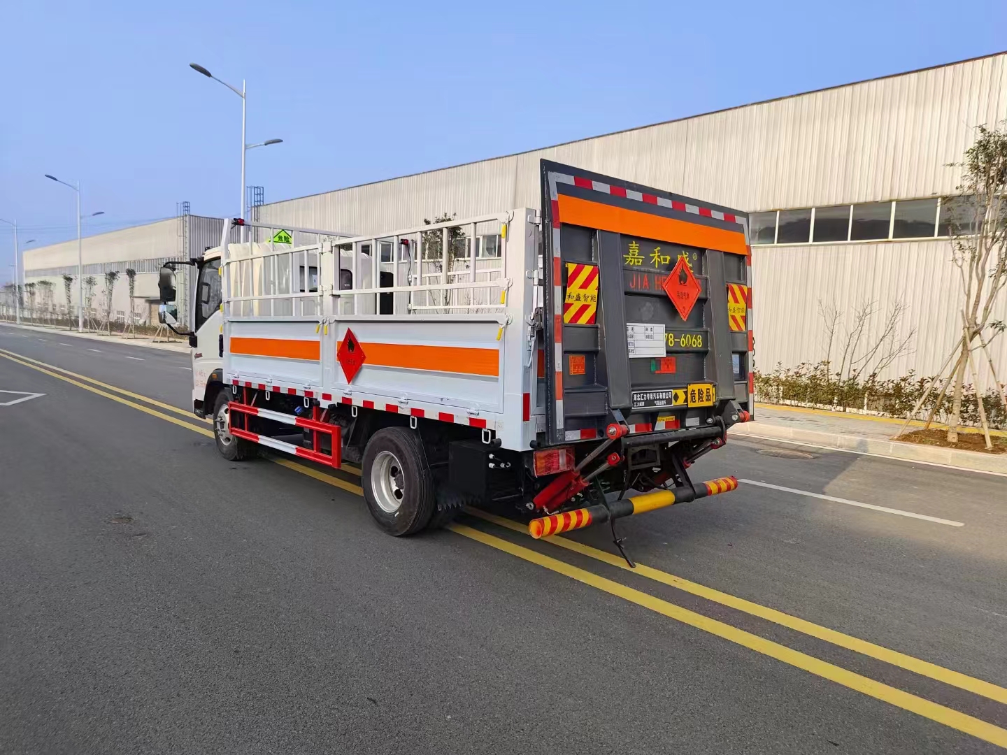 重汽豪沃藍牌4米2國六1.8噸氣瓶車