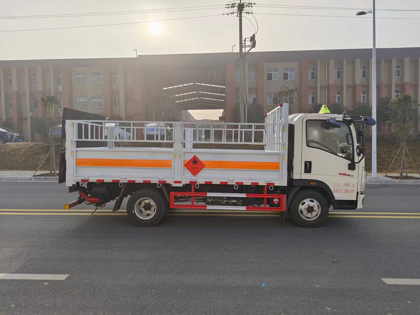 重汽豪沃藍牌4米2國六1.8噸氣瓶車