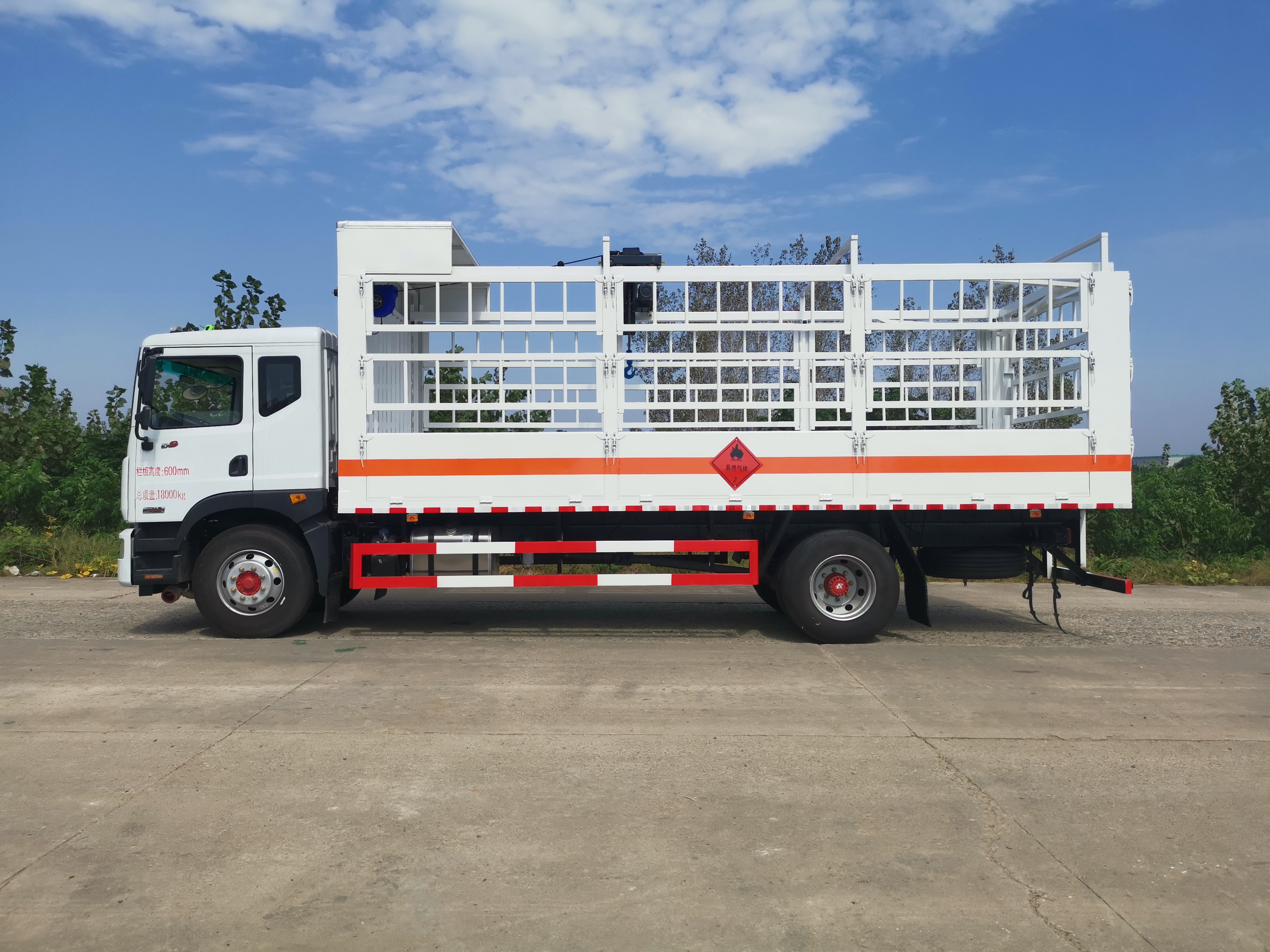 東風D9國六帶滑道氣瓶車