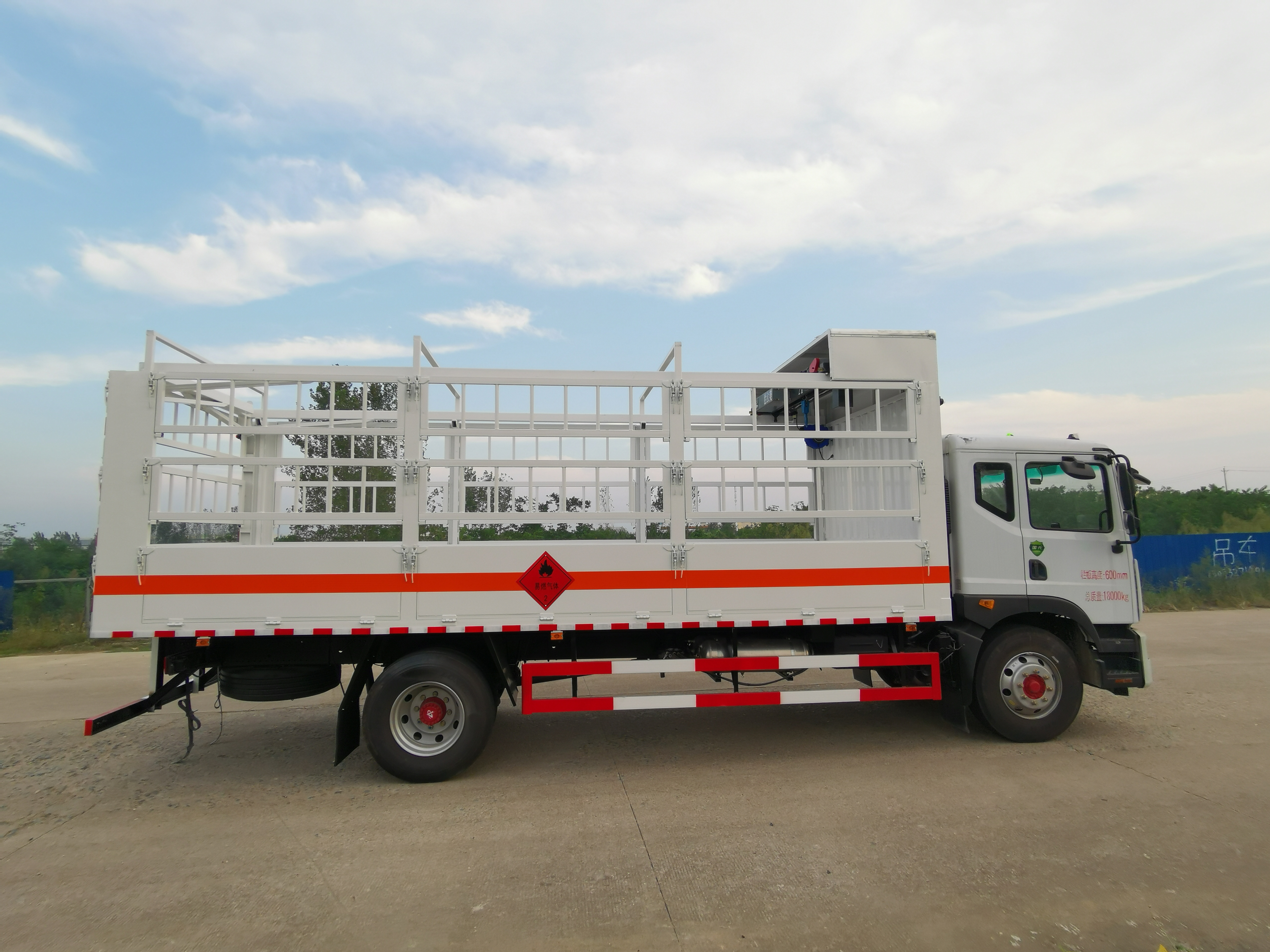 東風D9國六帶滑道氣瓶車