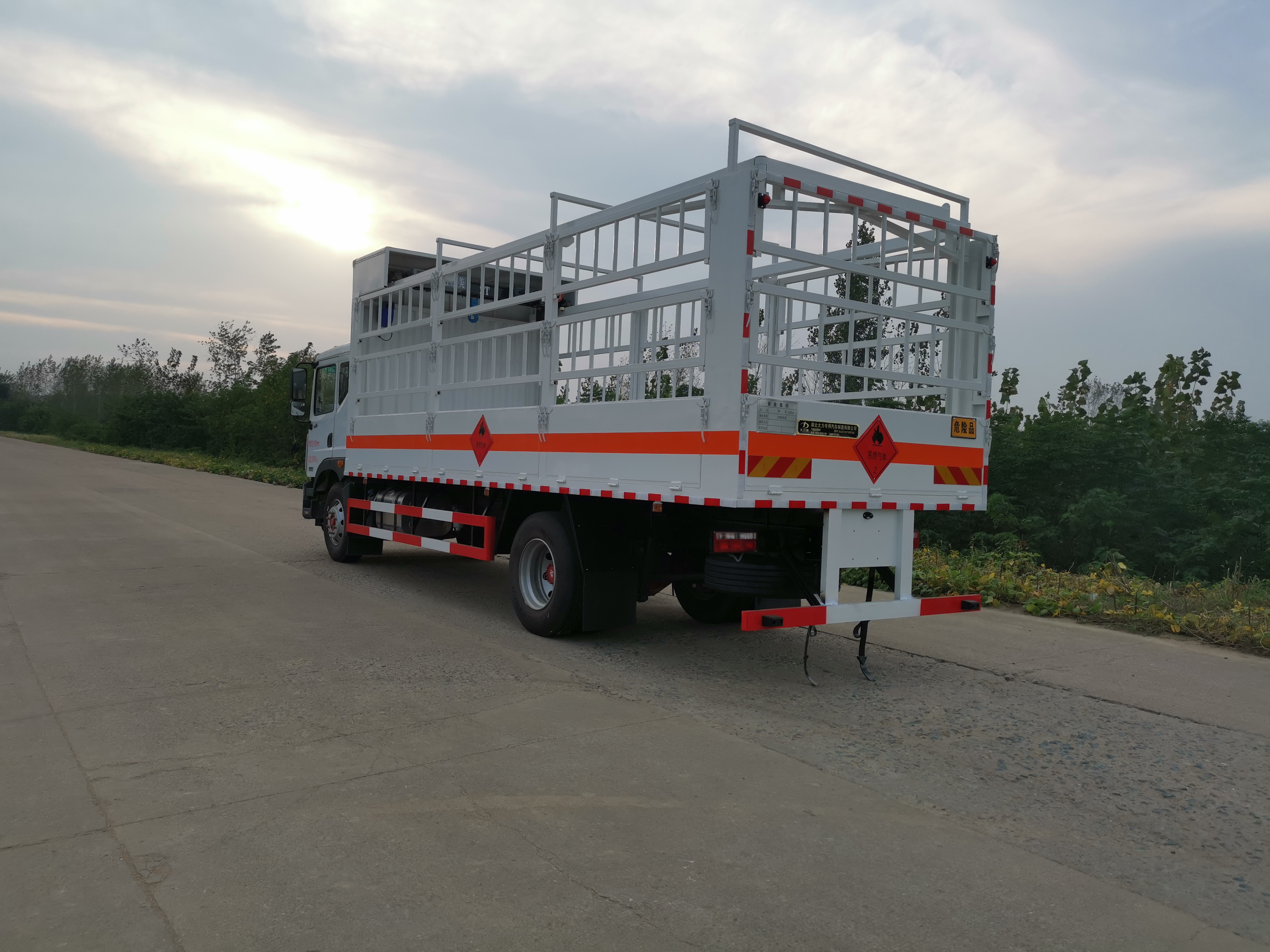 東風D9國六帶滑道氣瓶車