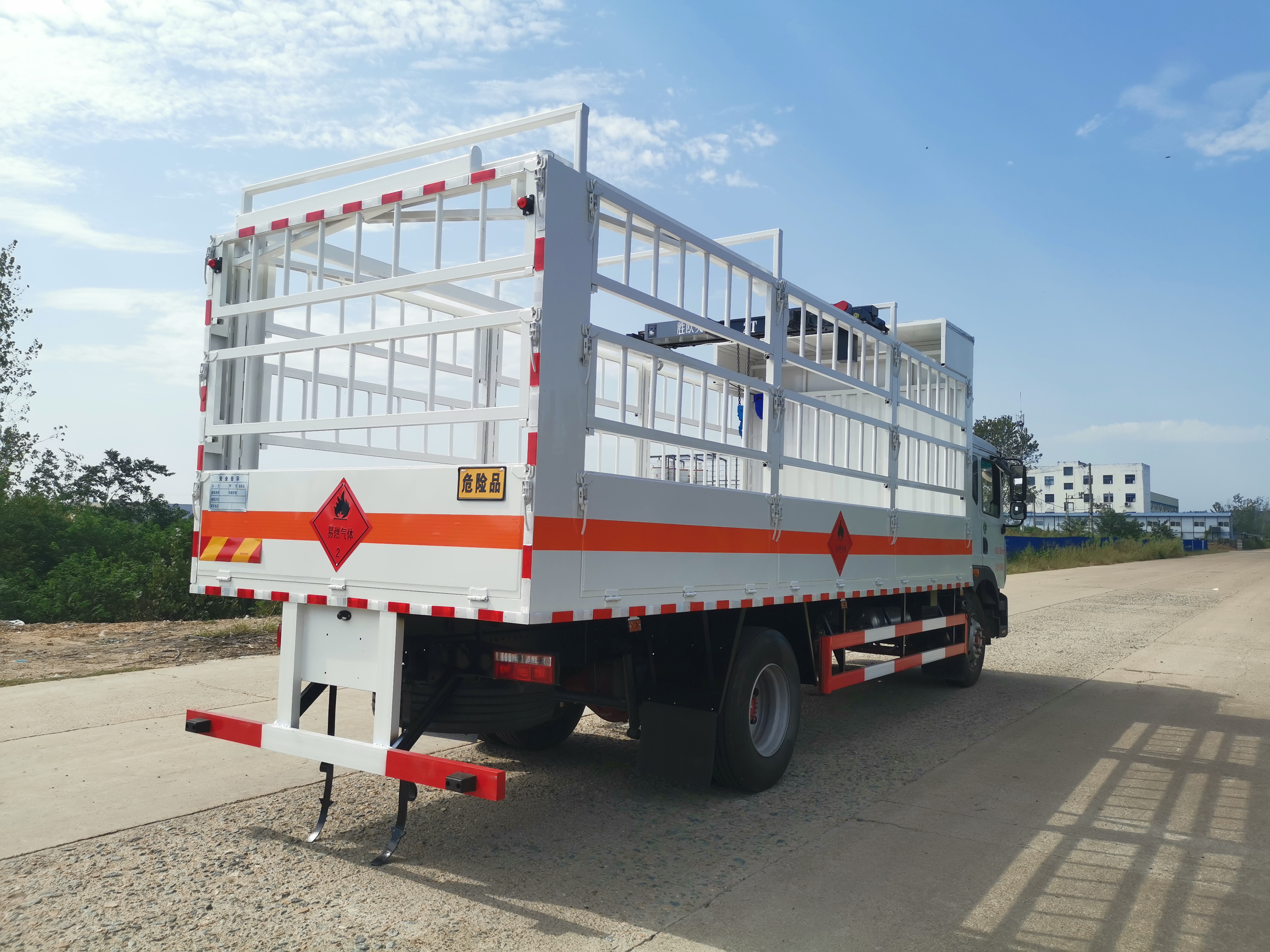 東風D9國六帶滑道氣瓶車