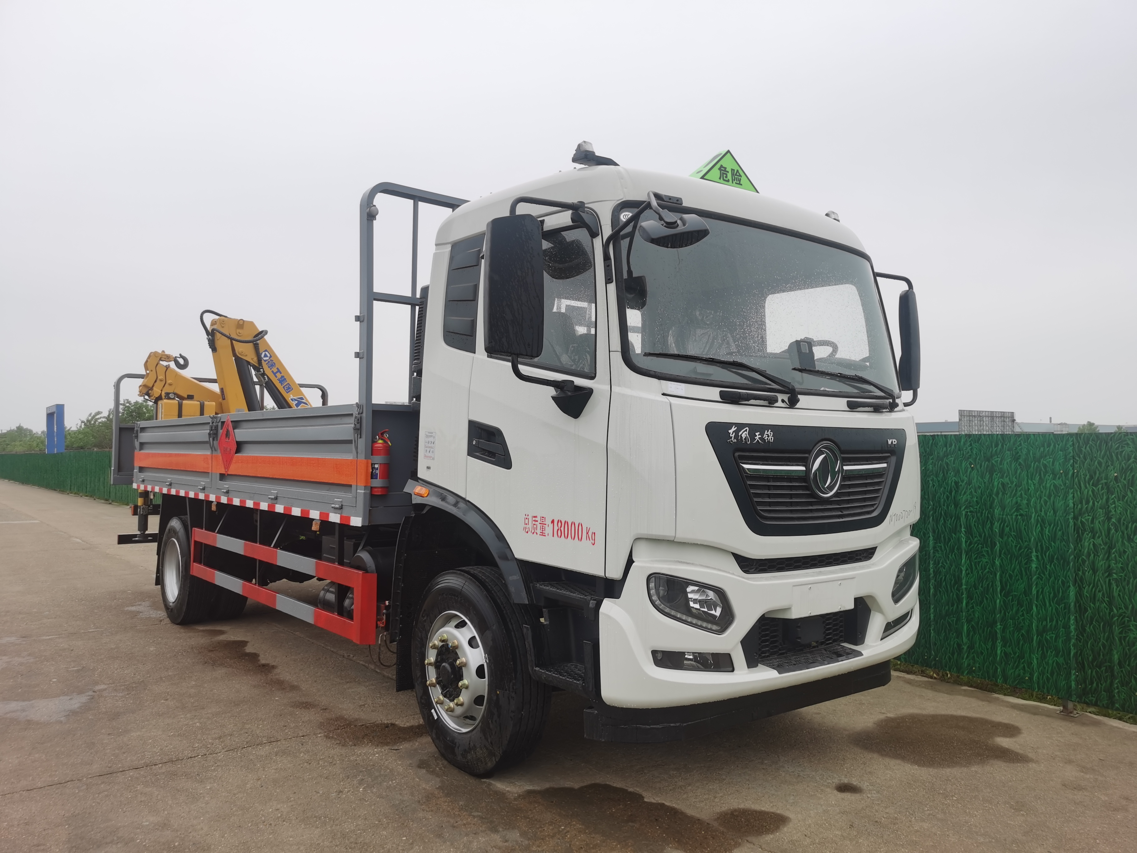 東風天錦帶吊機國六氣瓶車