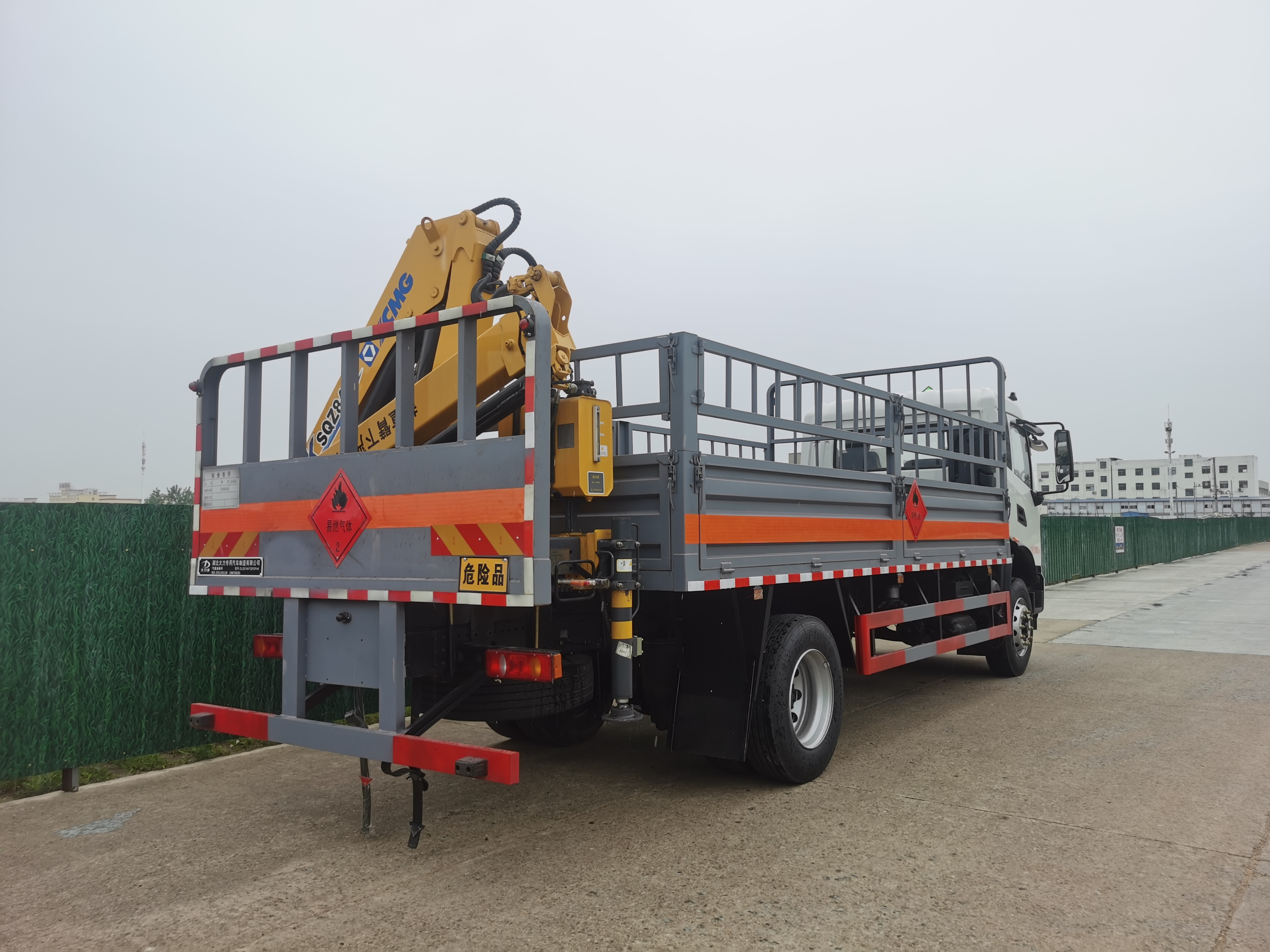 東風天錦帶吊機國六氣瓶車