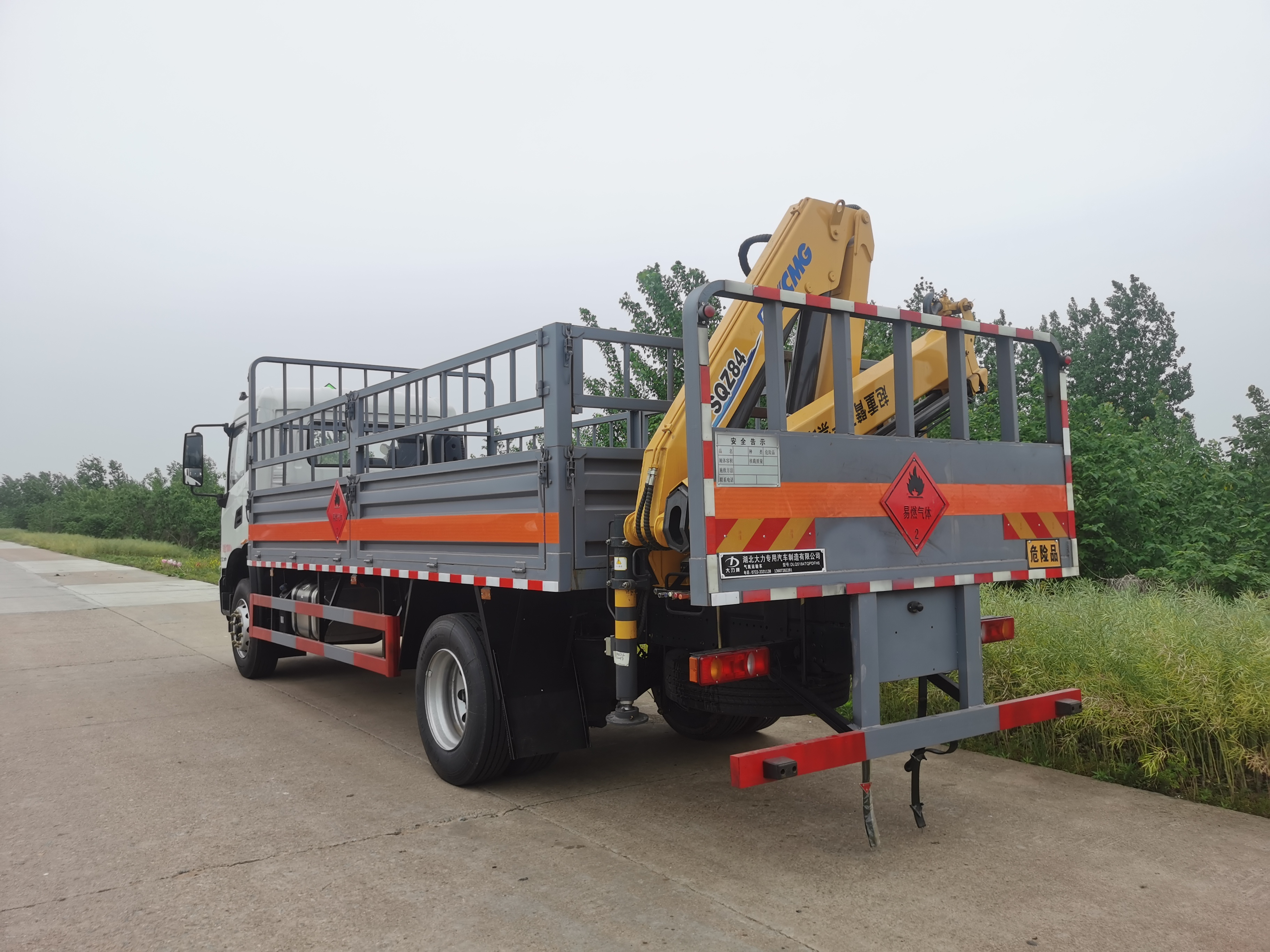 東風天錦帶吊機國六氣瓶車