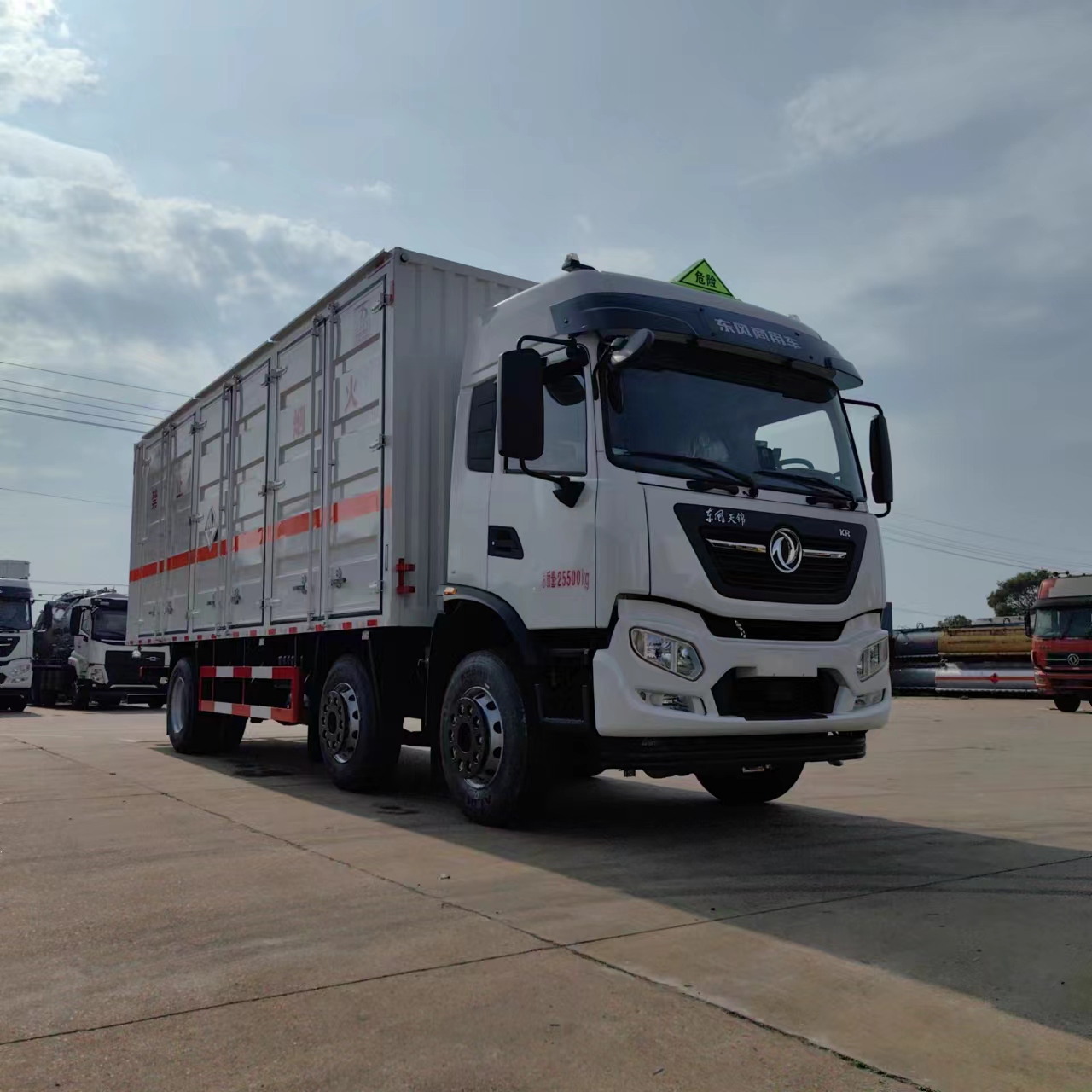 東風天錦小三軸9米6雜項15噸危險品車