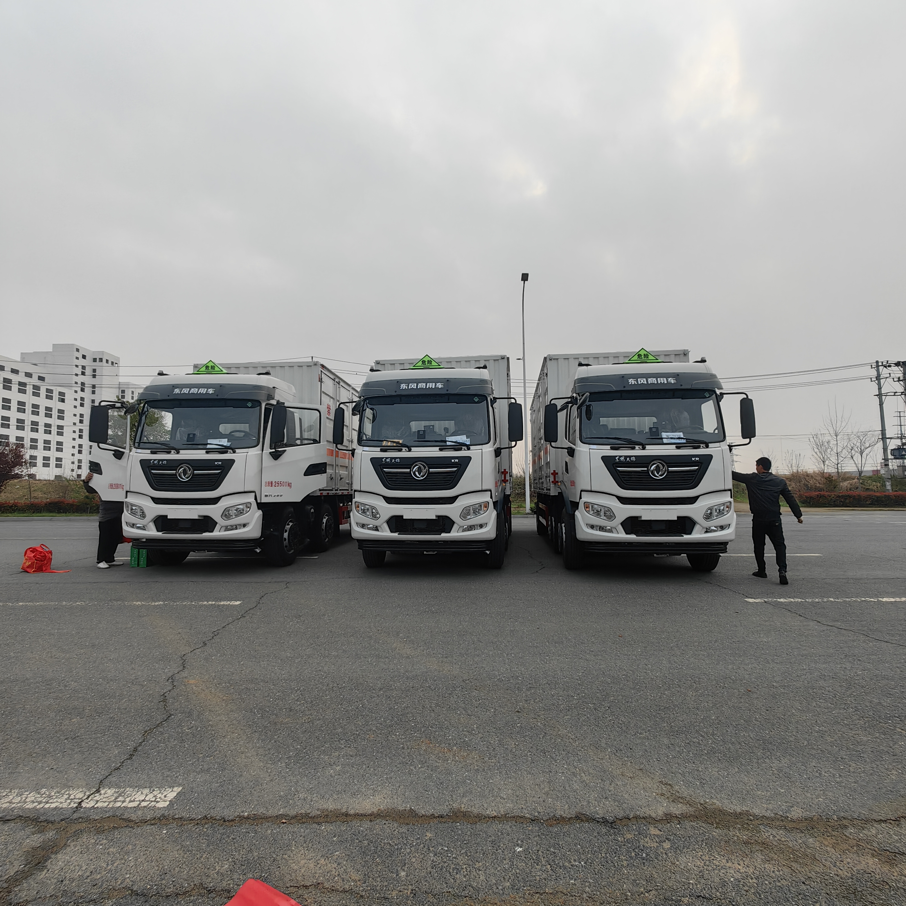 東風天錦小三軸9米6雜項15噸危險品車