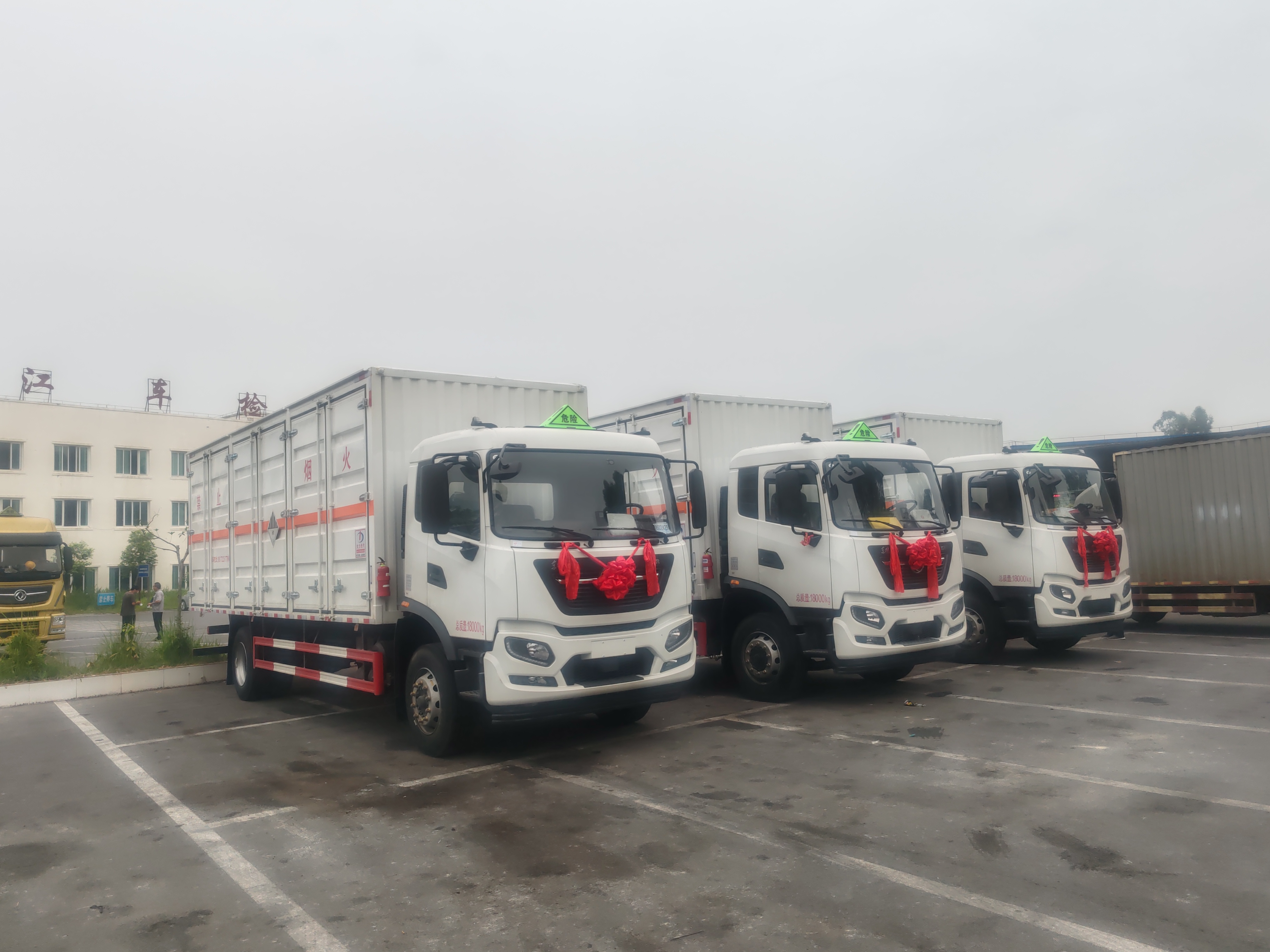 東風天錦6米8雜項10噸左右開門危險品車