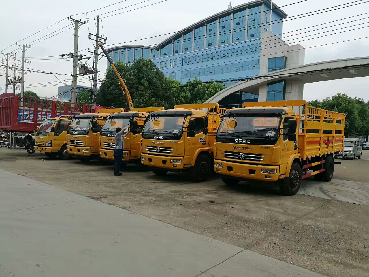 湖南婁底某液化氣站訂購的4臺多利卡氣瓶車交付