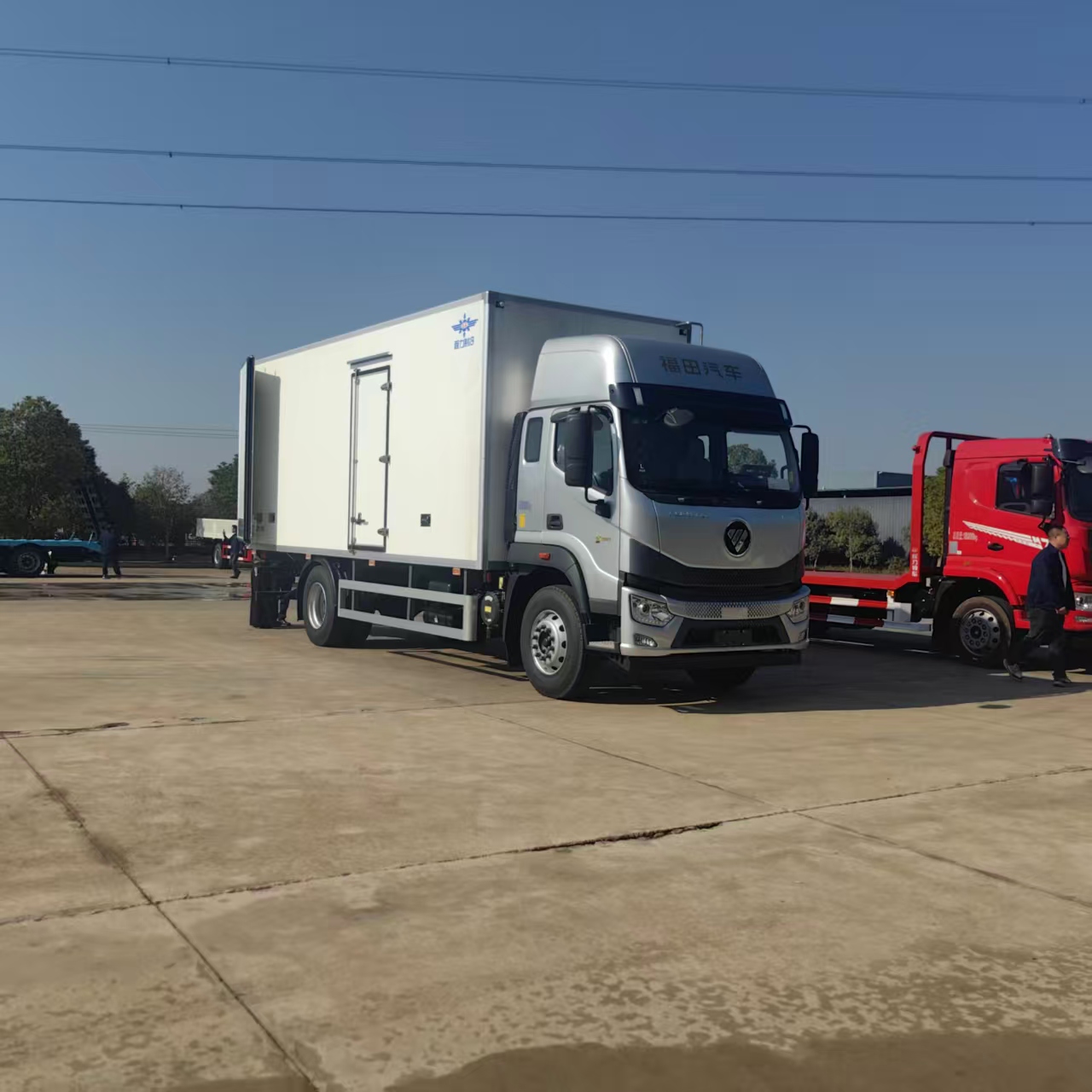 福田歐航350馬力自動擋6米8冷藏車