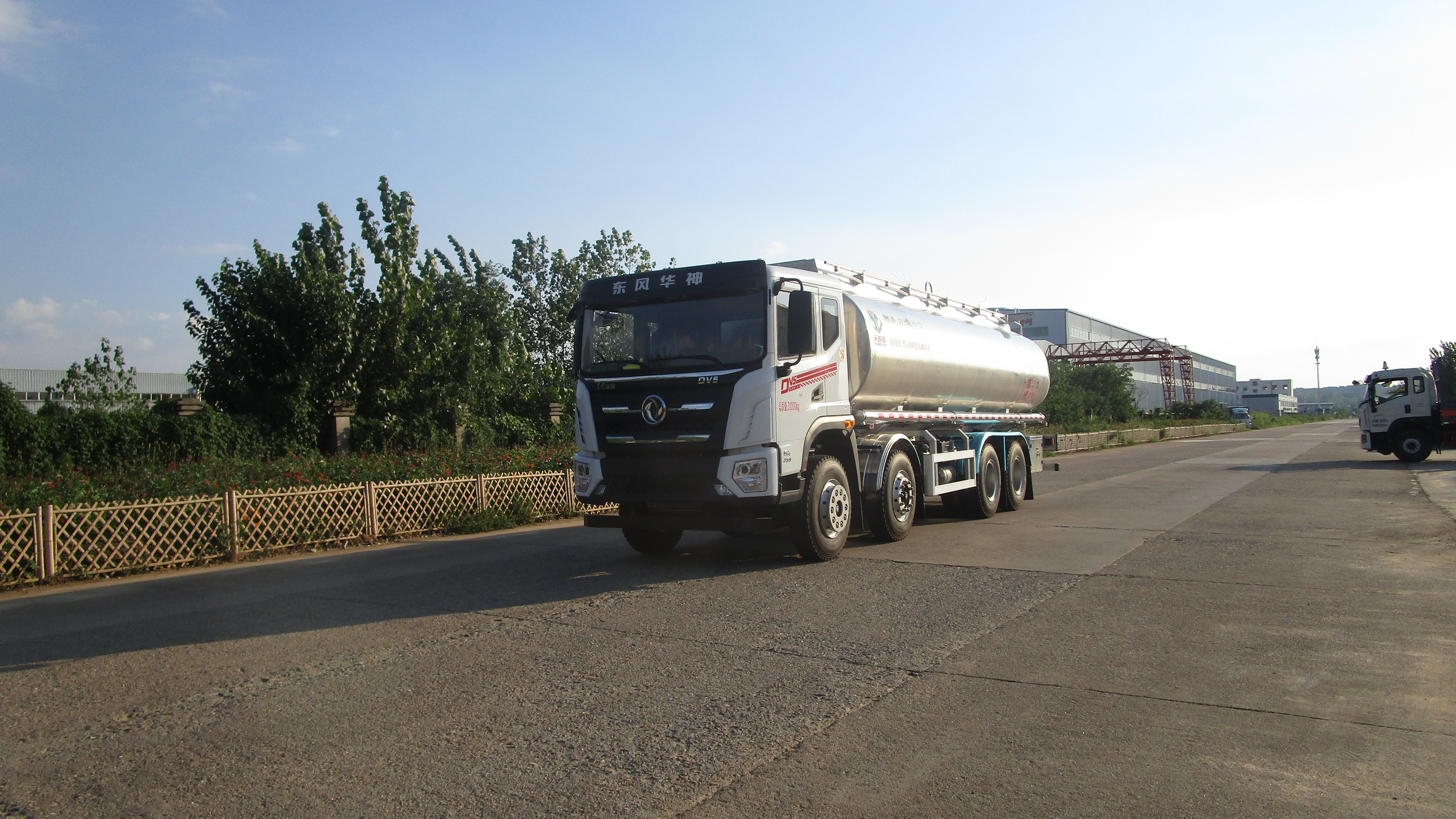 東風華神前四后八鋁合金供液車