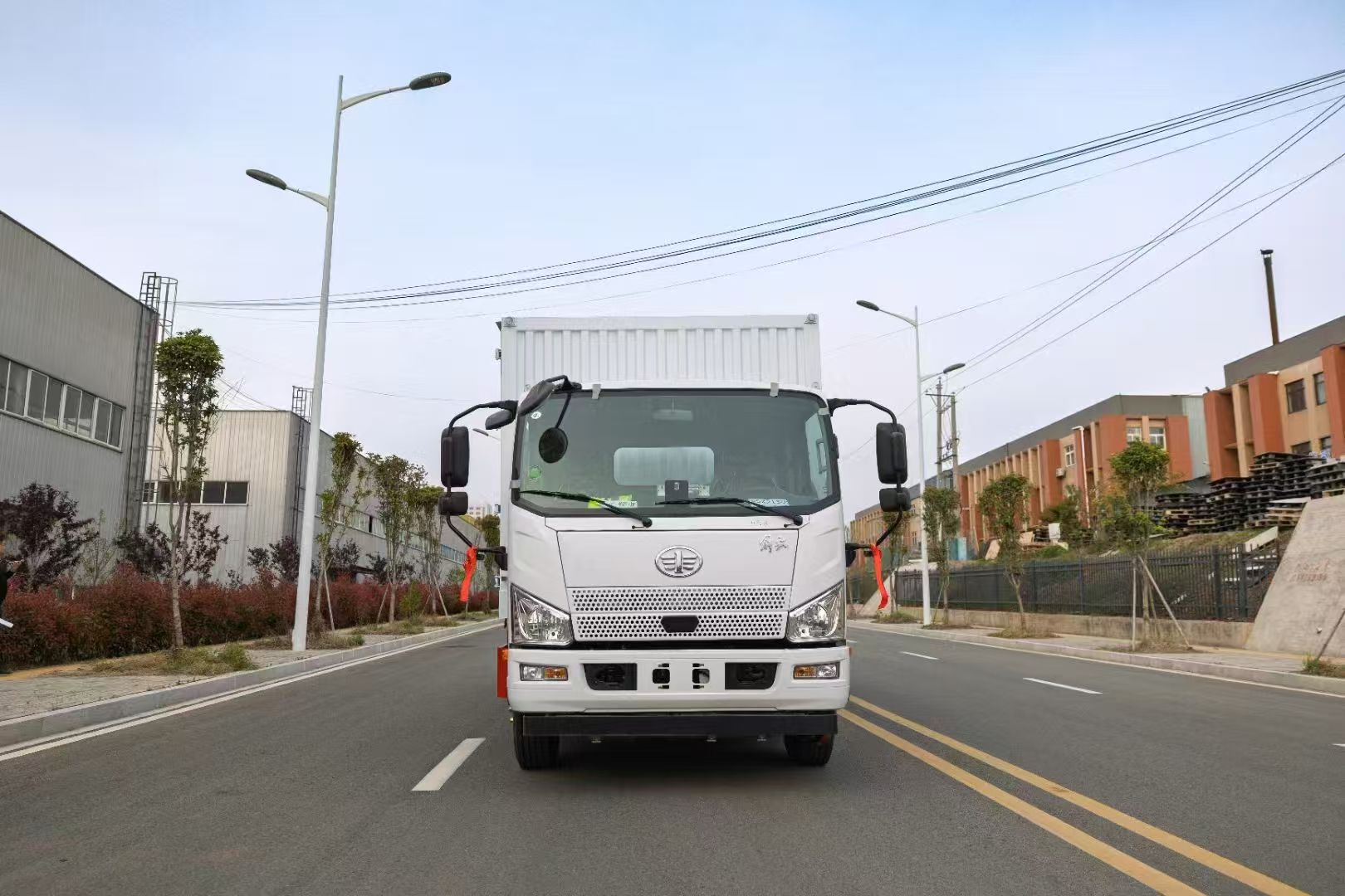 解放J6F帶全開門易燃液體廂式車