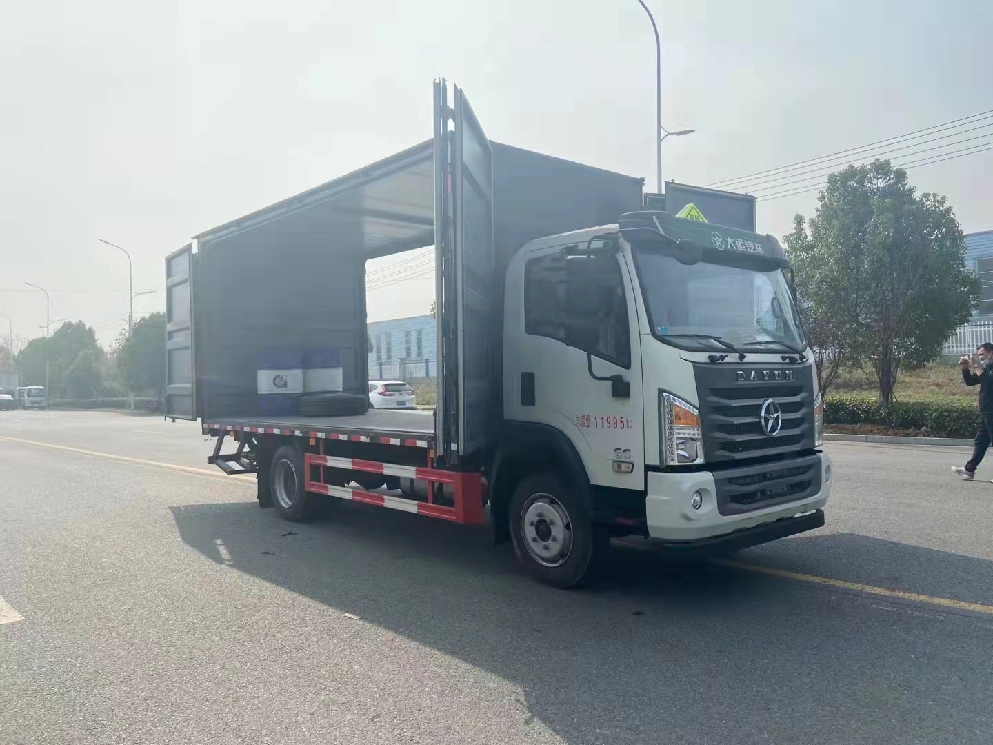 大運國六帶左右開門雜項危險品車