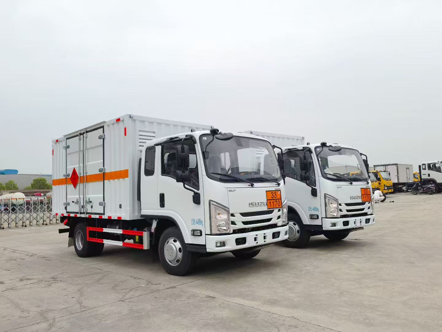 五十鈴排半瓦楞板危險品車批量發車