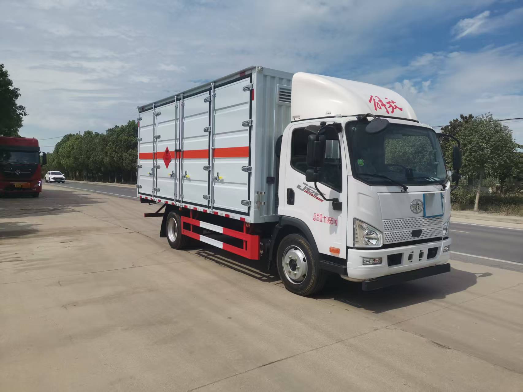 叉車裝貨神器——解放J6F國六易燃液體廂式車