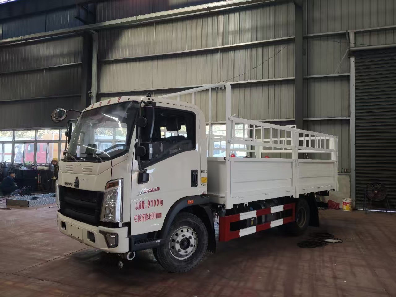 重汽豪沃國六4米6氣瓶運輸車