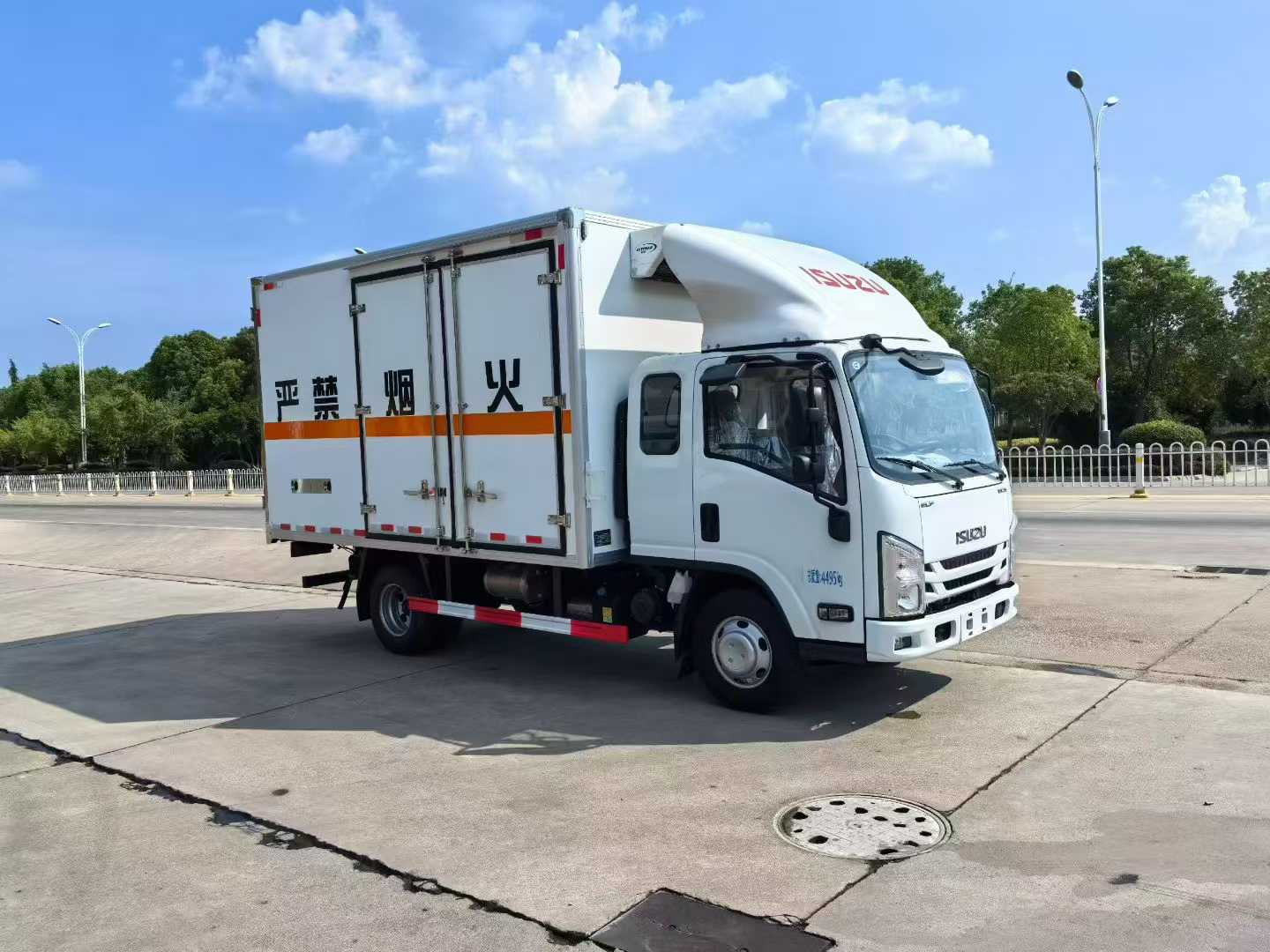 五十鈴排半帶冷機危險品車