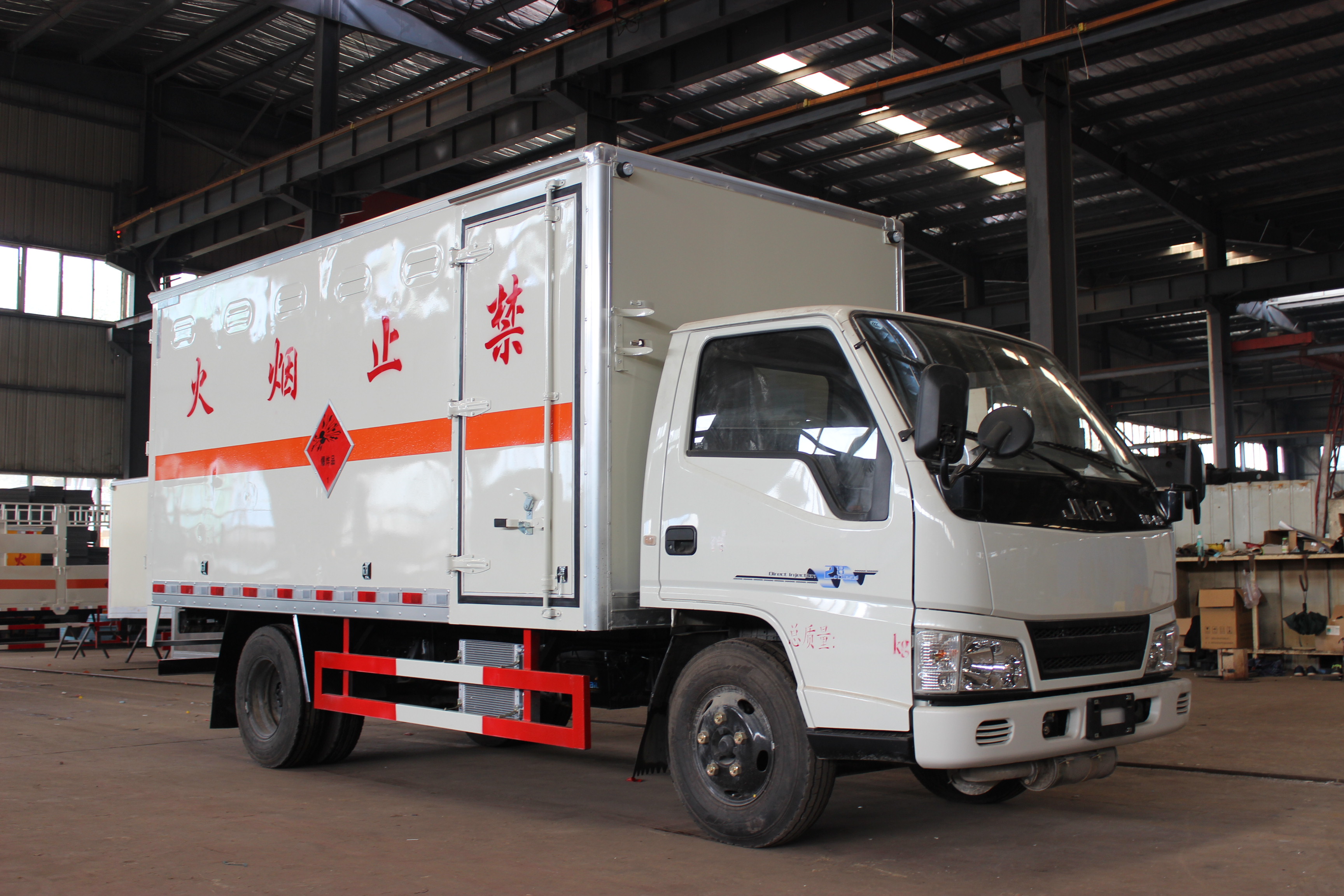 貴州遵義王總訂購(gòu)江鈴4.2米雜項(xiàng)廂式危貨車發(fā)車