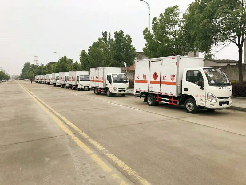 十臺躍進氣瓶廂式車發(fā)往烏魯木齊