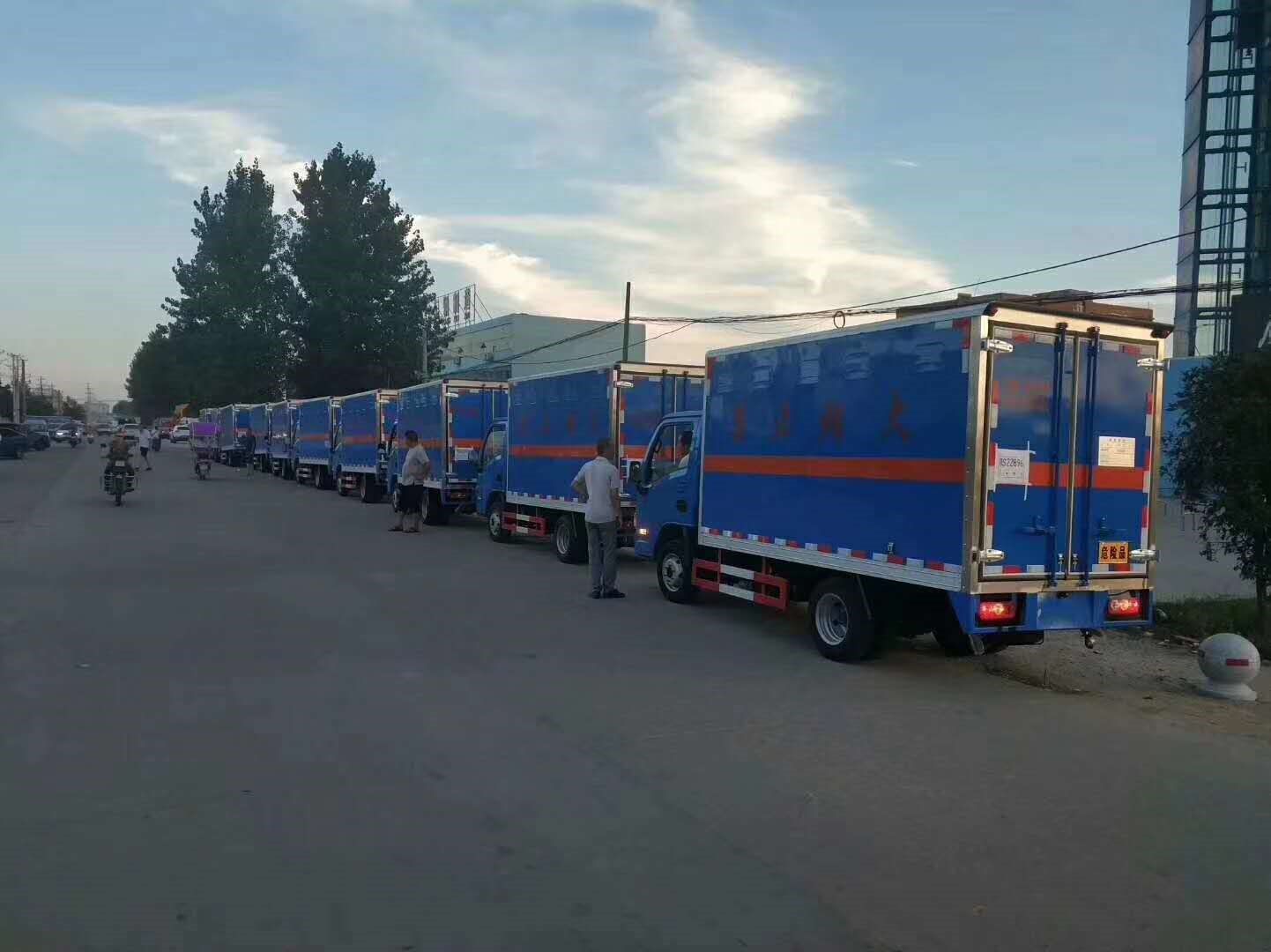 十臺藍色躍進易燃氣體廂式車發往廣東河源