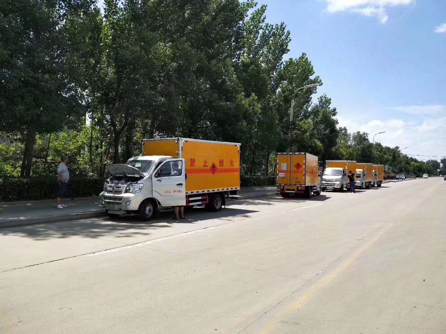 五臺重汽王牌易燃氣體廂式車成功交付陜西客戶王總