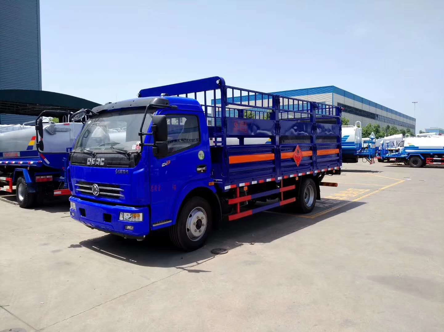 河南信陽王總訂購東風多利卡藍色帶液壓尾板氣瓶運輸車