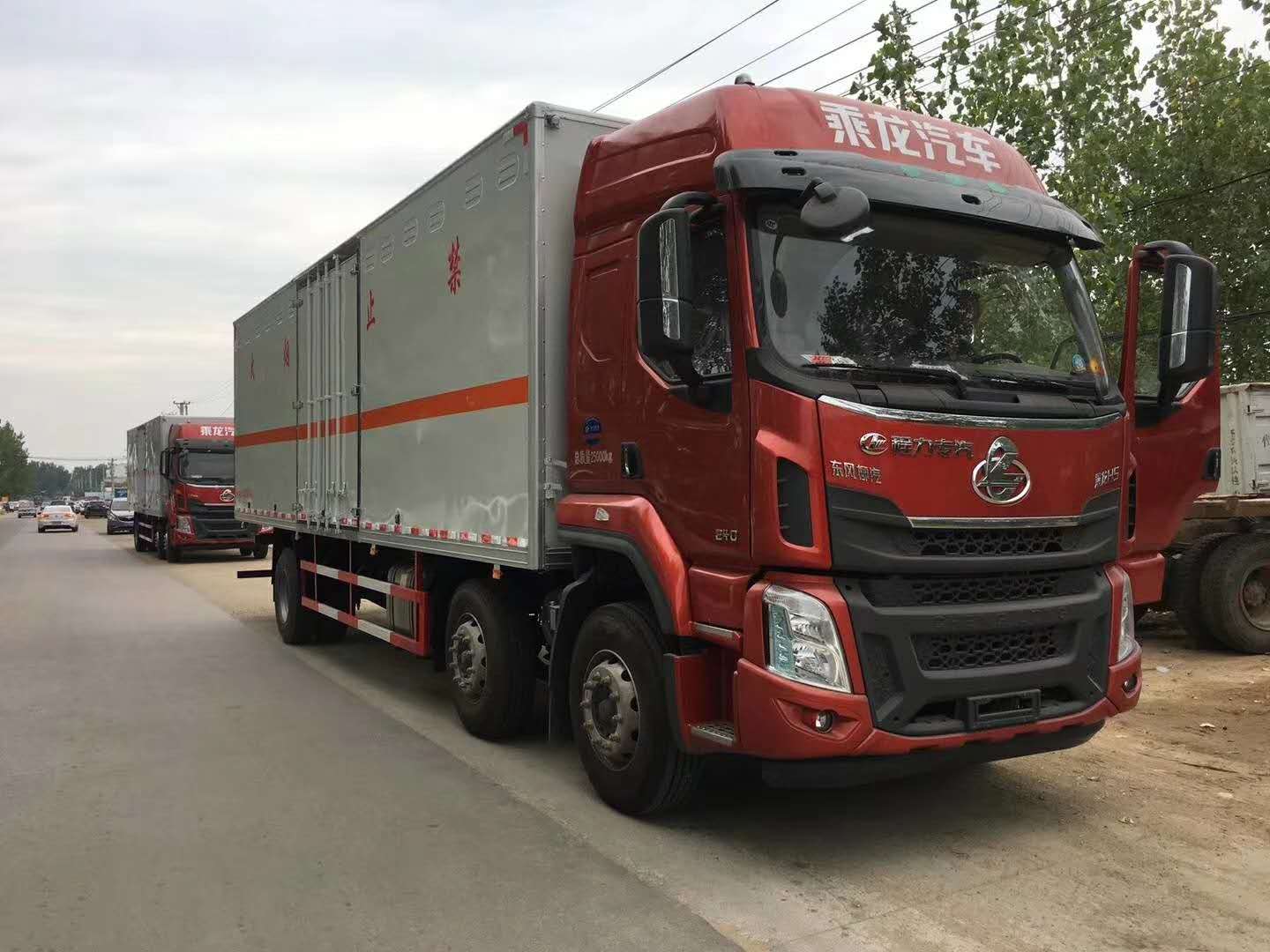 廣西錢總兩臺柳汽乘龍小三軸雜項危險品車發車