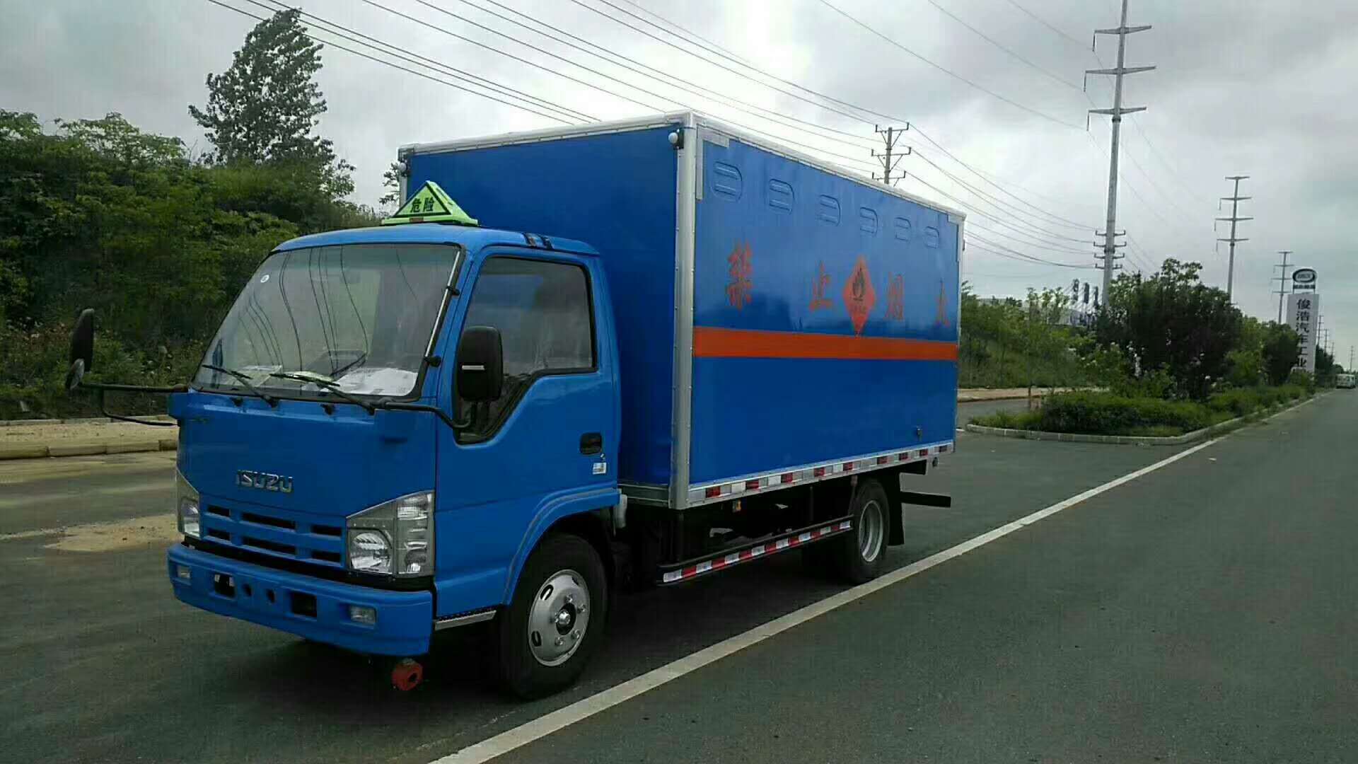 五十鈴藍色易燃液體廂式車發往廣東清遠