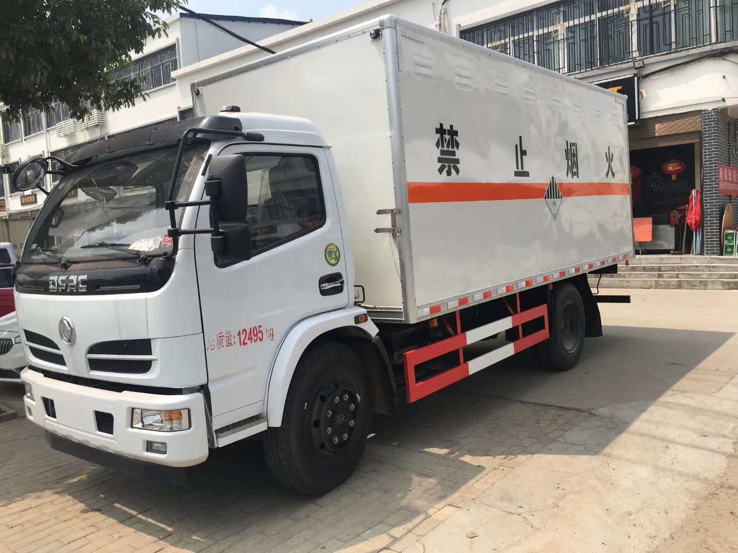 好車推薦——東風多利卡5.1米危廢車