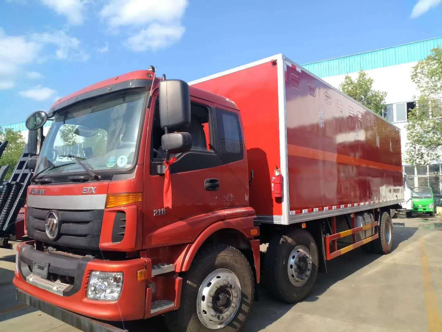 荊州孫總訂購的福田歐曼7.75米腐蝕品廂式車發車