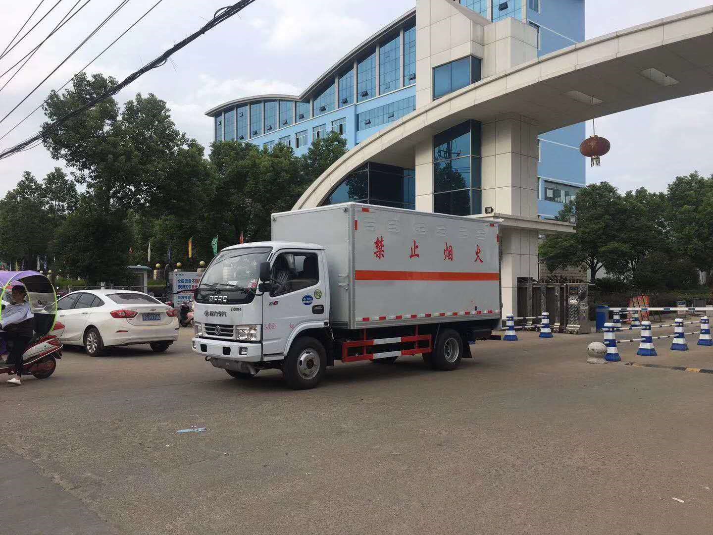 兩臺東風多利卡民爆車發車