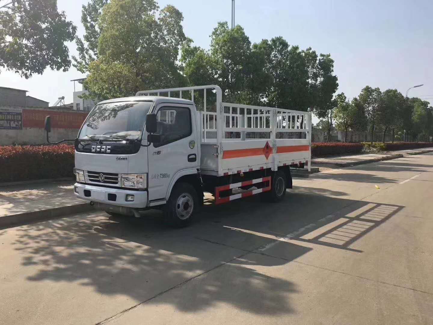 武漢袁總訂購兩臺氣瓶車發車