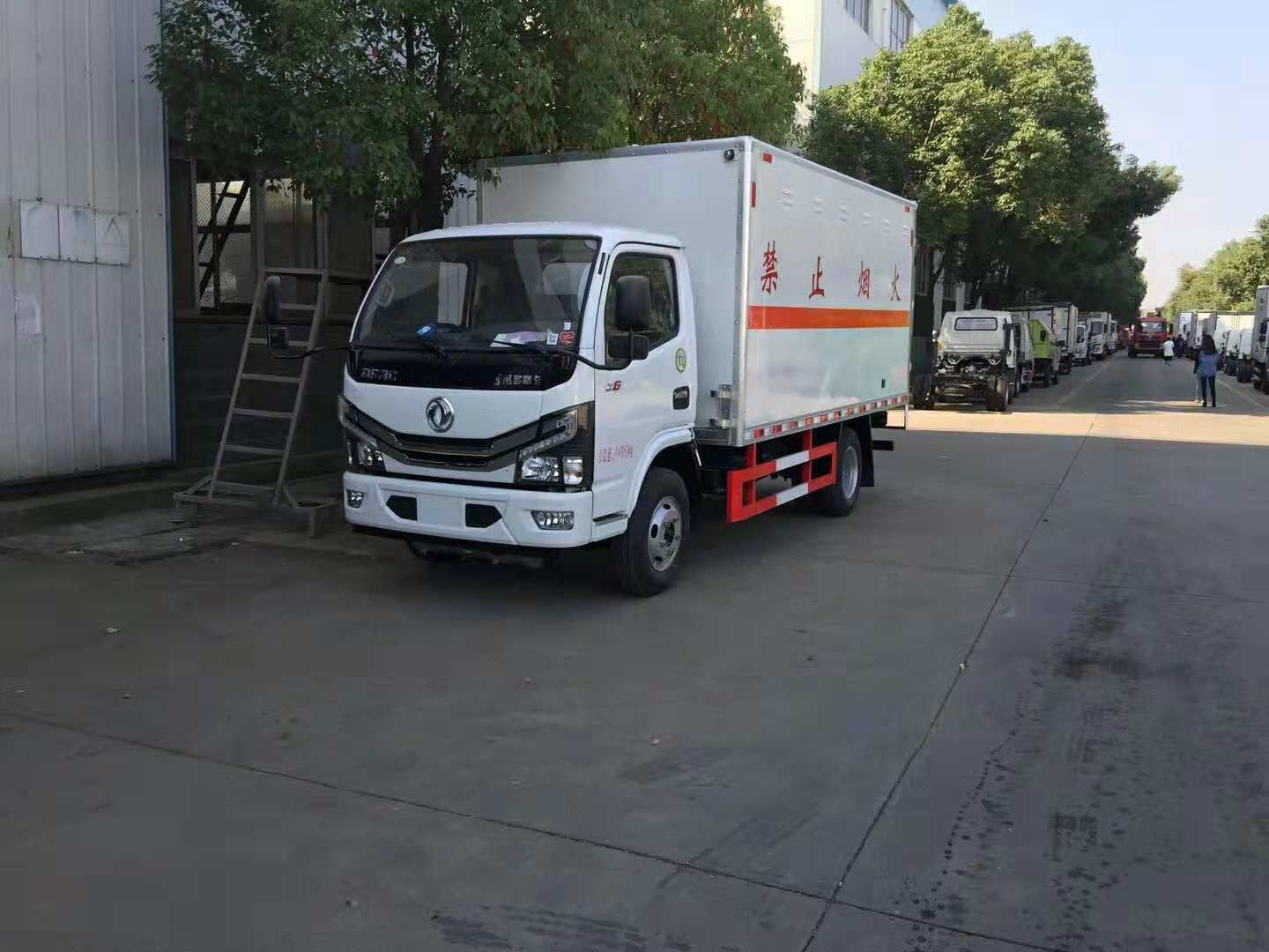 四川蔣總訂購的國六東風多利卡易燃氣體廂式車發車