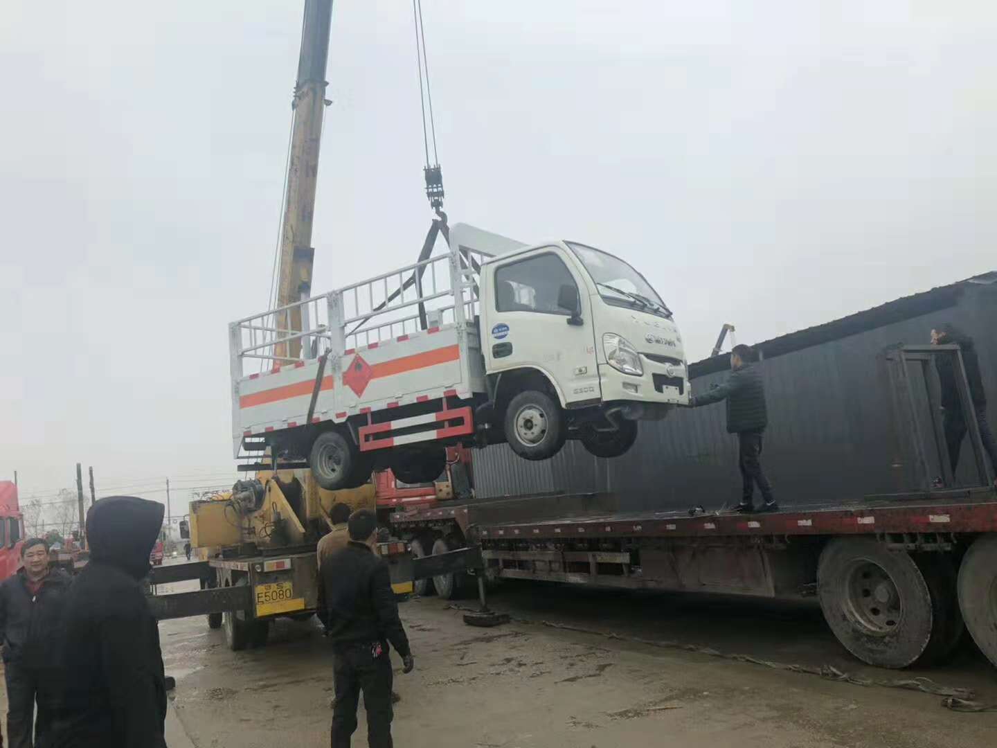 內蒙古霍總訂購的5臺躍進氣瓶車發車