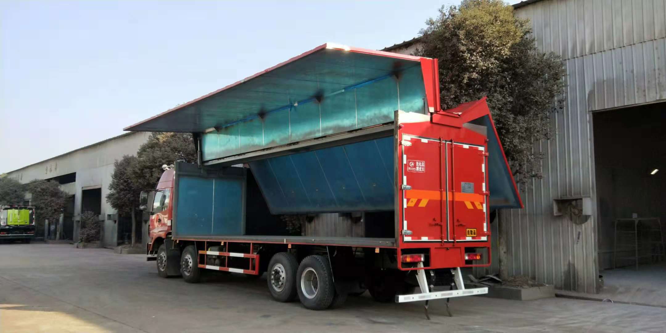 河南開封郭總訂購的歐曼前四后六雜項翼展車發車