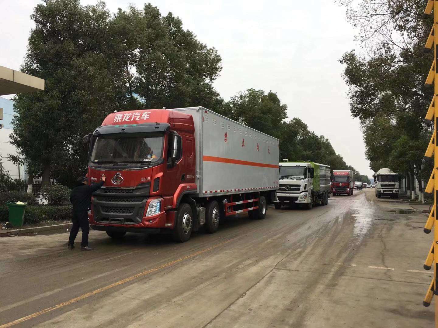 3臺柳汽小三軸9.6米貨廂雜項危貨車發車