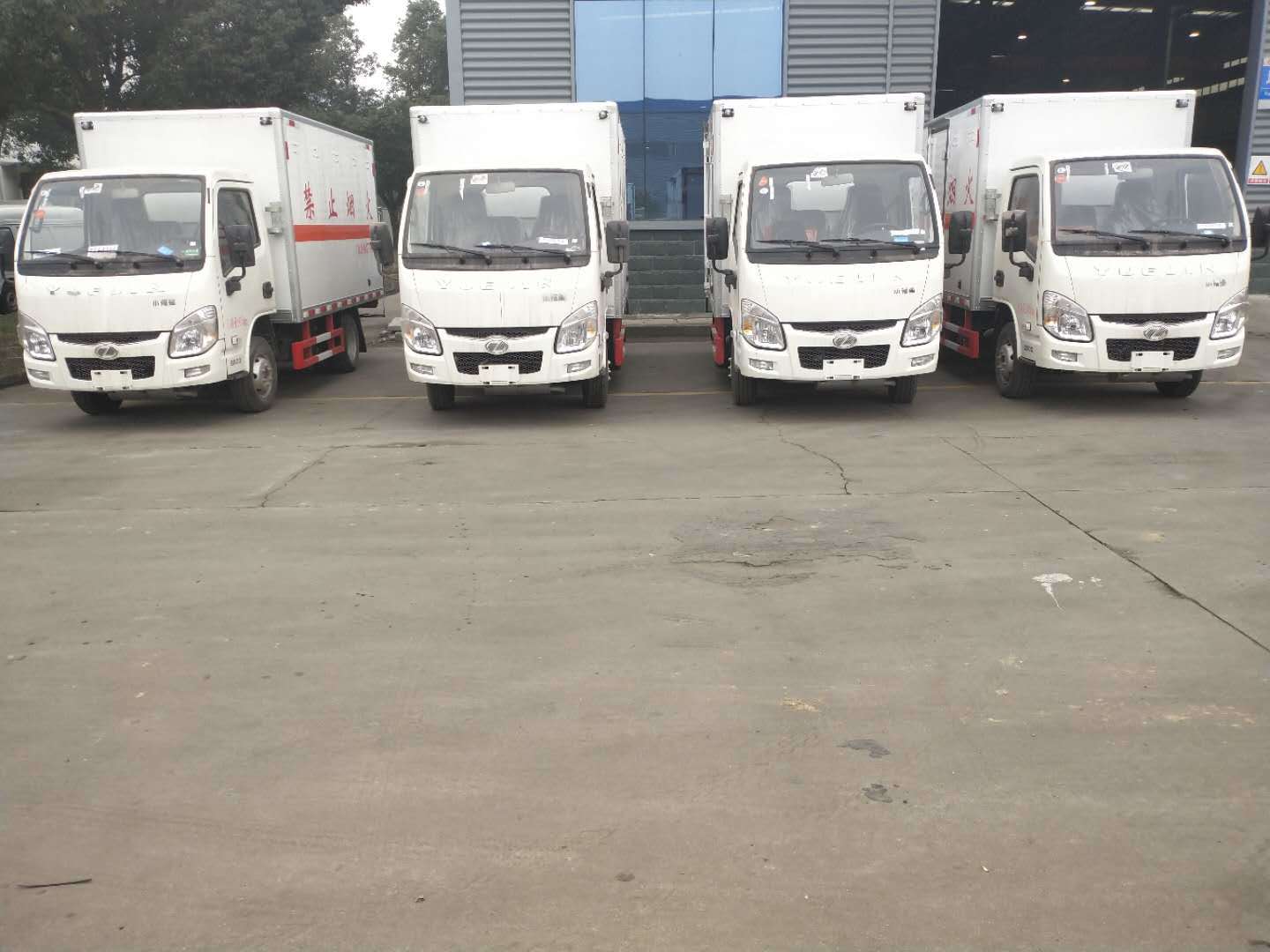 江西李總訂購的4臺躍進小福星易燃氣體廂式車發車