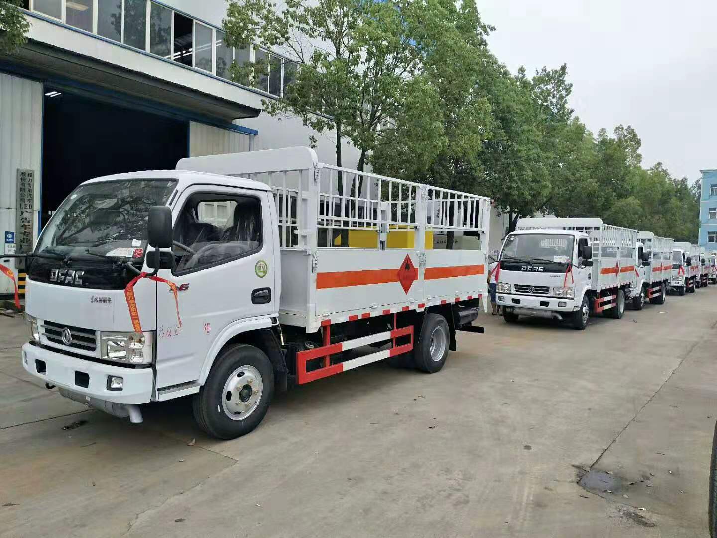 陜西王總訂購六臺東風(fēng)多利卡易燃氣體廂式車發(fā)車