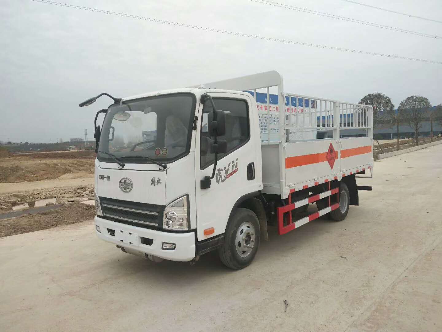 浙江周總解放虎V藍牌4米氣瓶運輸車發車