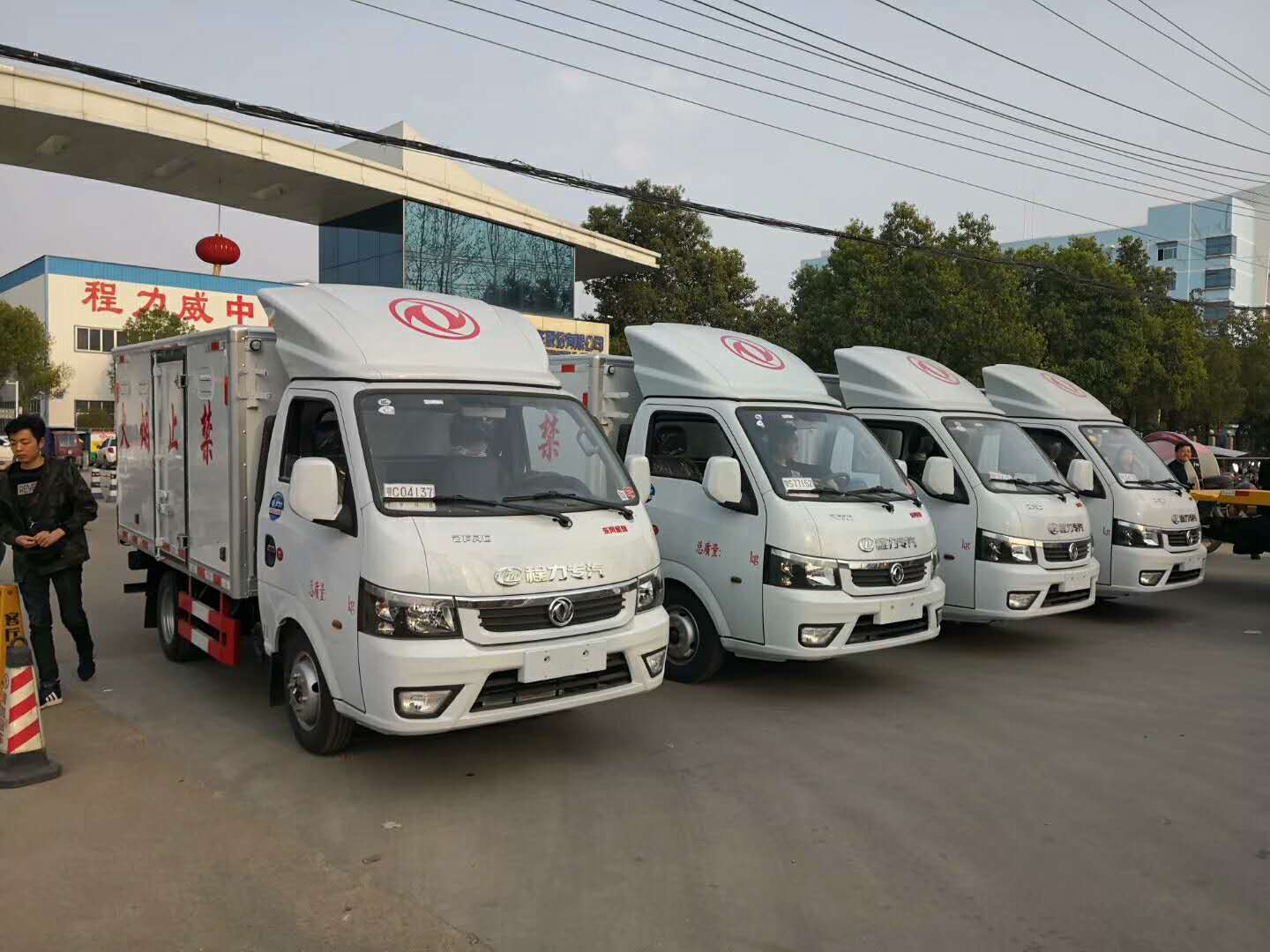 青海馬總四臺東風途逸氣體廂式車發車