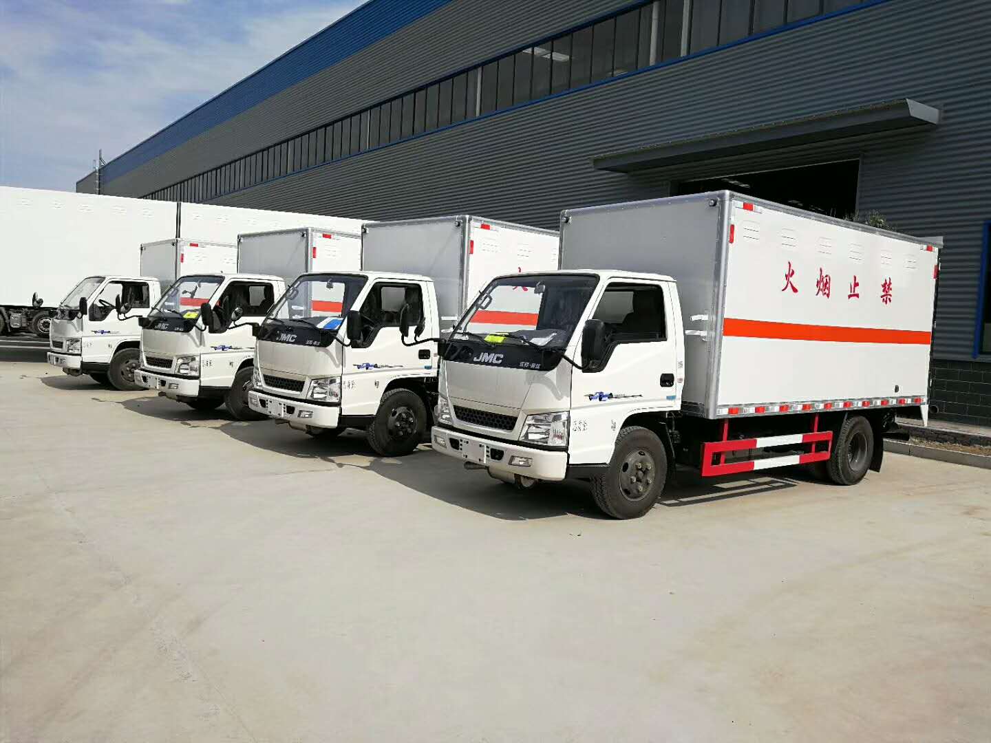 青海劉總四臺江鈴易燃氣體廂式車發車