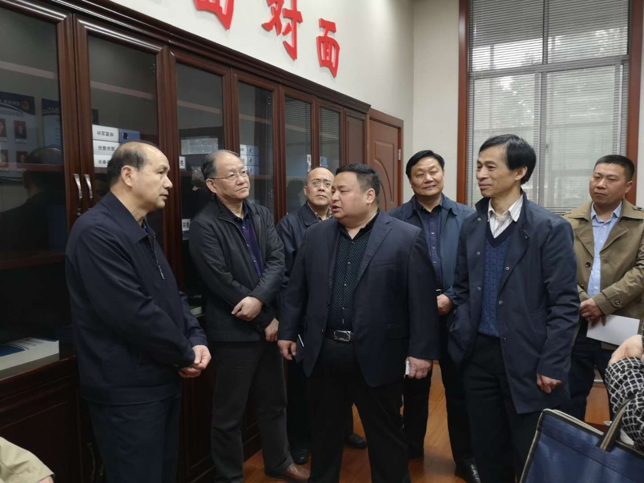 細雨紛飛，省人大常委等一行領導們來程力集團蒞臨指導工作