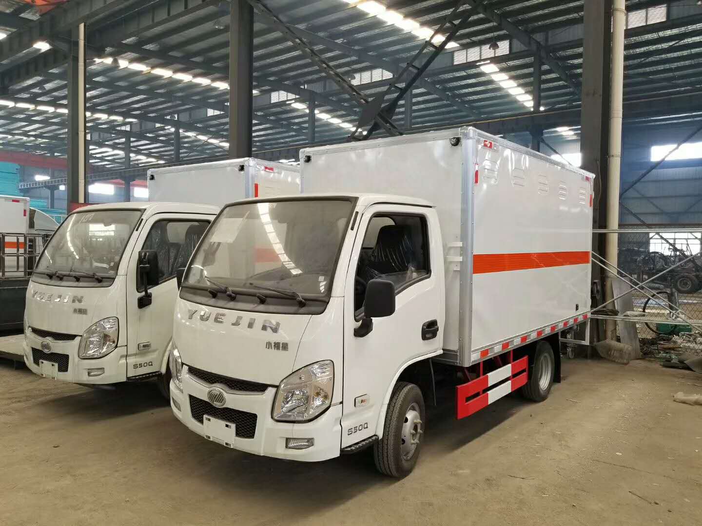 河北阮總兩臺躍進汽油版易燃氣體廂式車發車