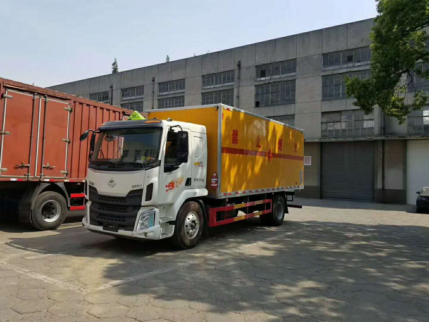 合格的危險(xiǎn)品車(chē)要經(jīng)過(guò)檢測(cè)流程