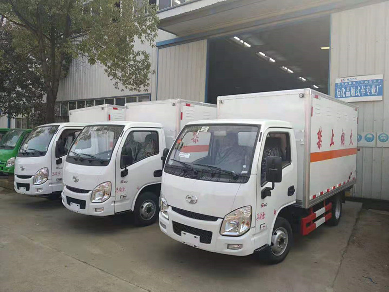 黑龍江王總訂購三臺躍進小福星廂式危險品車順利發車