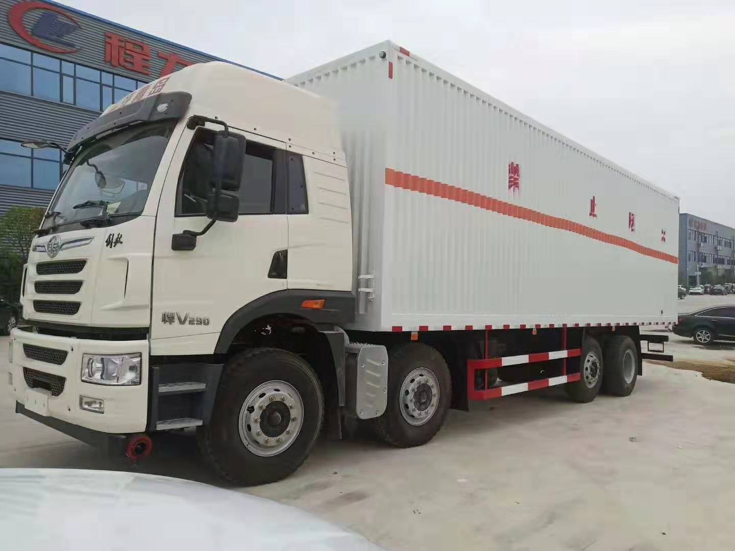 廣西謝總訂購的解放前四后六雜項危險品廂式運輸車發車