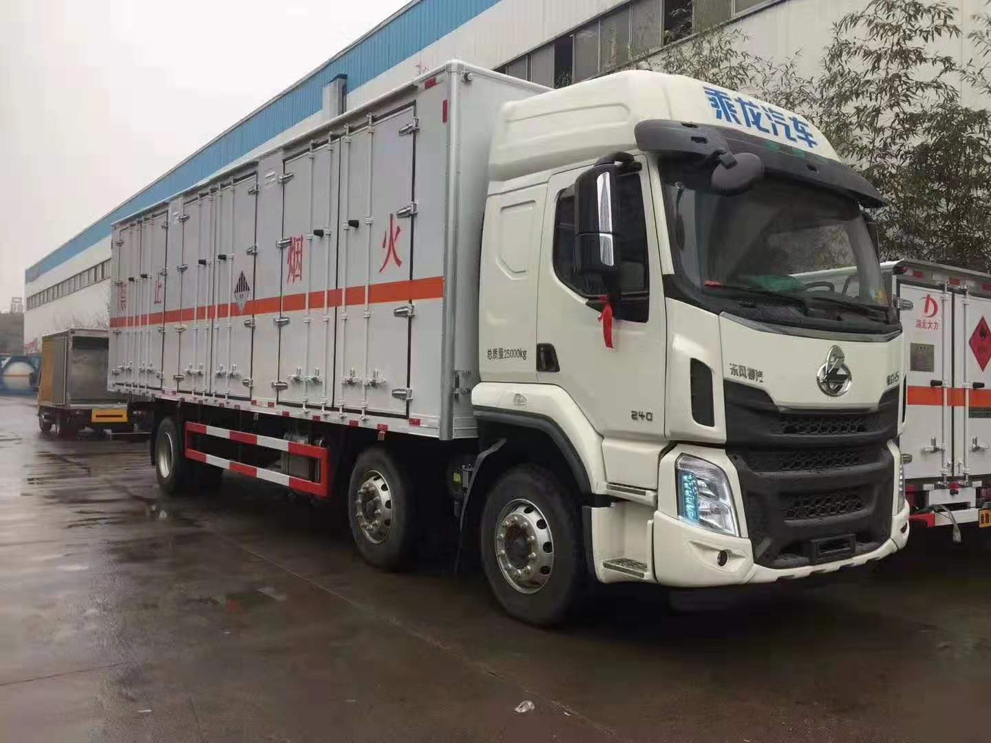 空氣懸掛政策倒計時，柳汽小三軸危險品車現車供應！